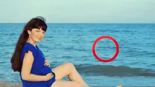 Er fotografierte seine lächelnde Frau, aber ein Schatten im Meer